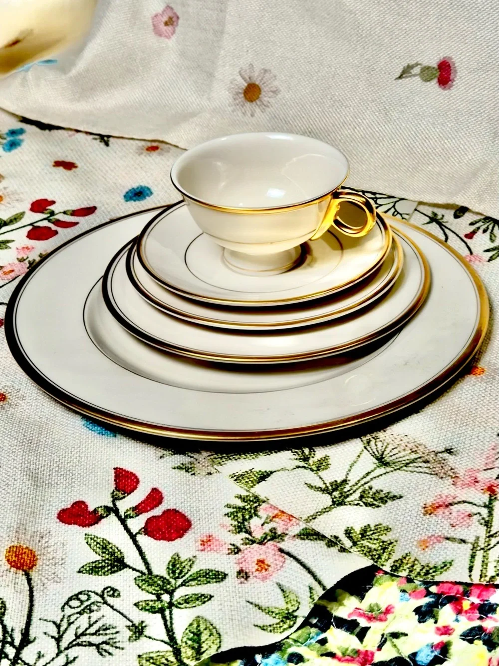 Theodore Haviland New York Vintage 5-piece  Place Setting (6) available